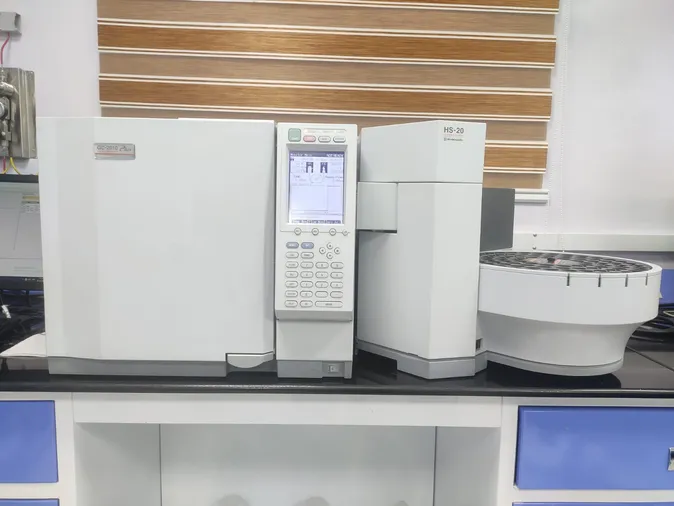Gas Chromatograph (GC) with Headspace Sampler (HS)