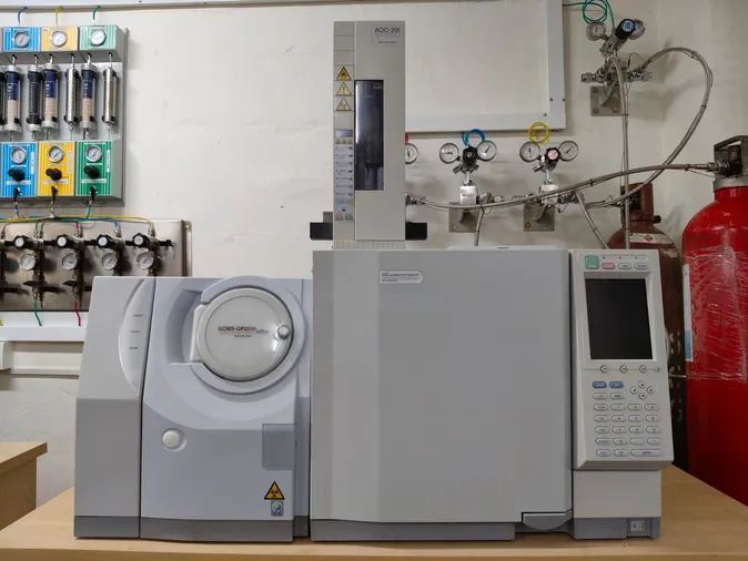 Gas Chromatograph (GC) with Auto Injector (AOC 20i)