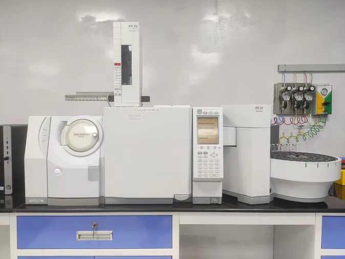 Gas chromatography-mass spectrometry (GCMS) with Auto Injector and Headspace Sampler (HS)